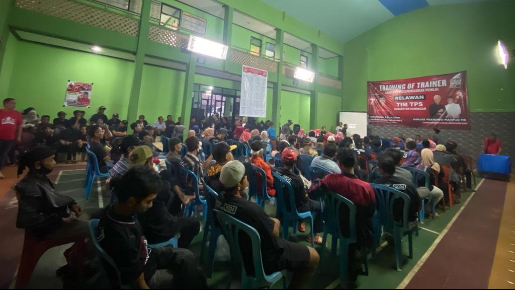Jurkamnas Ganjar-Mahfud, Oktafiandi kembali mengukuhkan Satuan Tugas Khusus (Satgassus) Baraya Kang Okta (BKO) di Kuningan, Jawa Barat, Minggu (7/1).