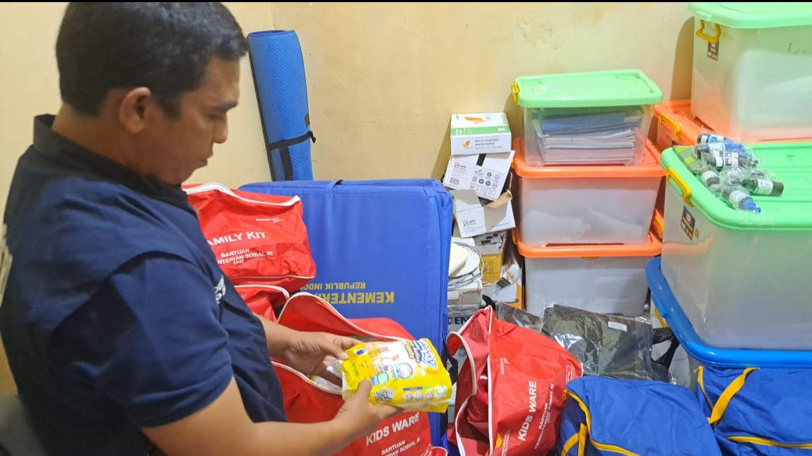 Kementerian Sosial telah mengganti paket bantuan  perlengkapan keluarga atau family kit untuk korban banjir di Kelurahan Serua, Ciputat Tangerang Selatan.