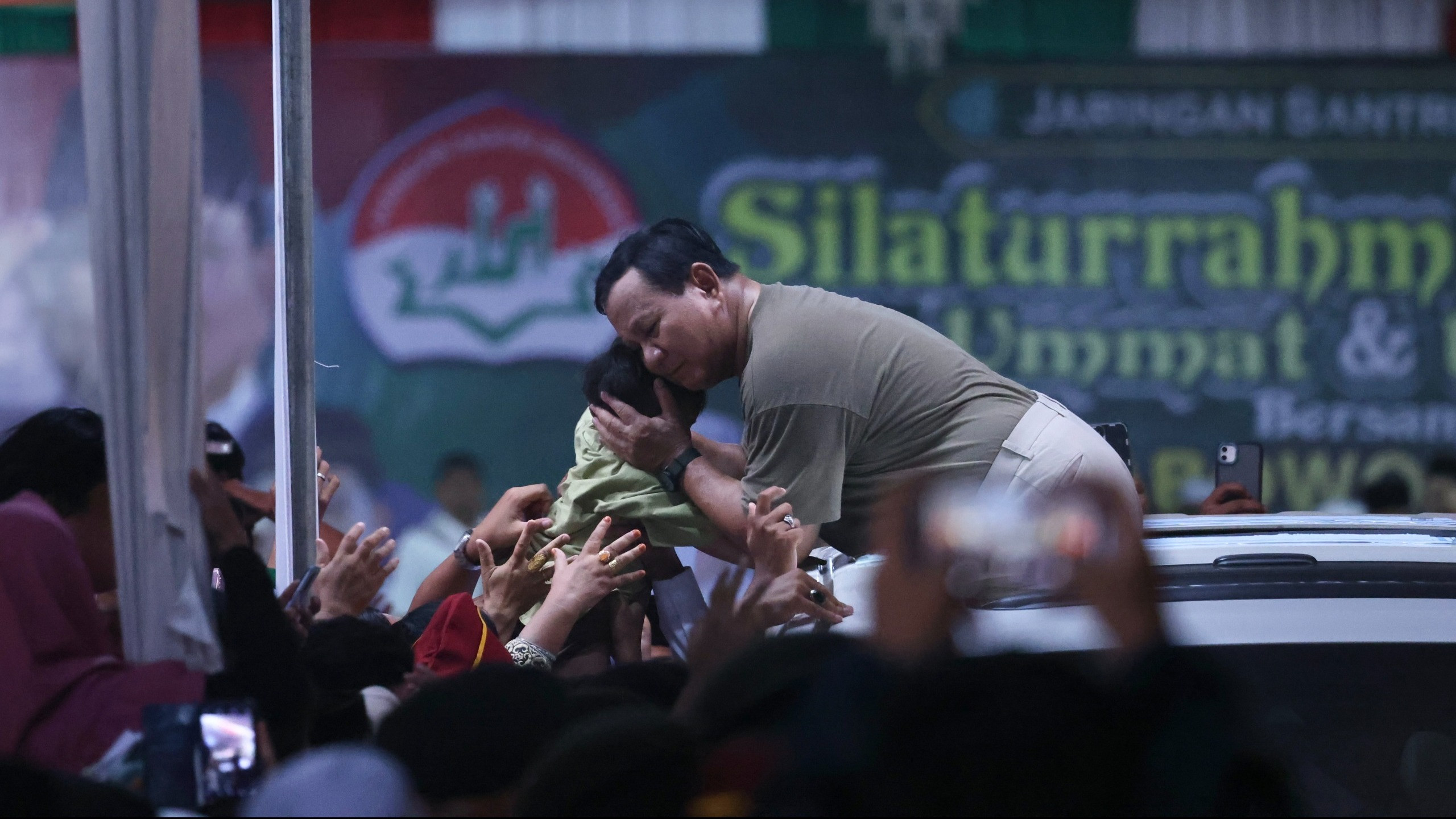 Saat mengambil cuti dari tugas sebagai Menteri Pertahanan, calon presiden nomor urut 2 Prabowo Subianto berkampanye di tiga provinsi di pulau Sumatera, Selasa (9/1).