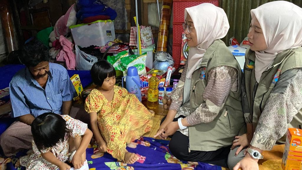 Salwa Labibah (6) dan Salma Latifa (4), anak piatu yang tinggal bersama ayahnya di Kota Banjarbaru Kalimantan Selatan, bergembira mendapatkan banyak hadiah dari Kementerian Sosial.