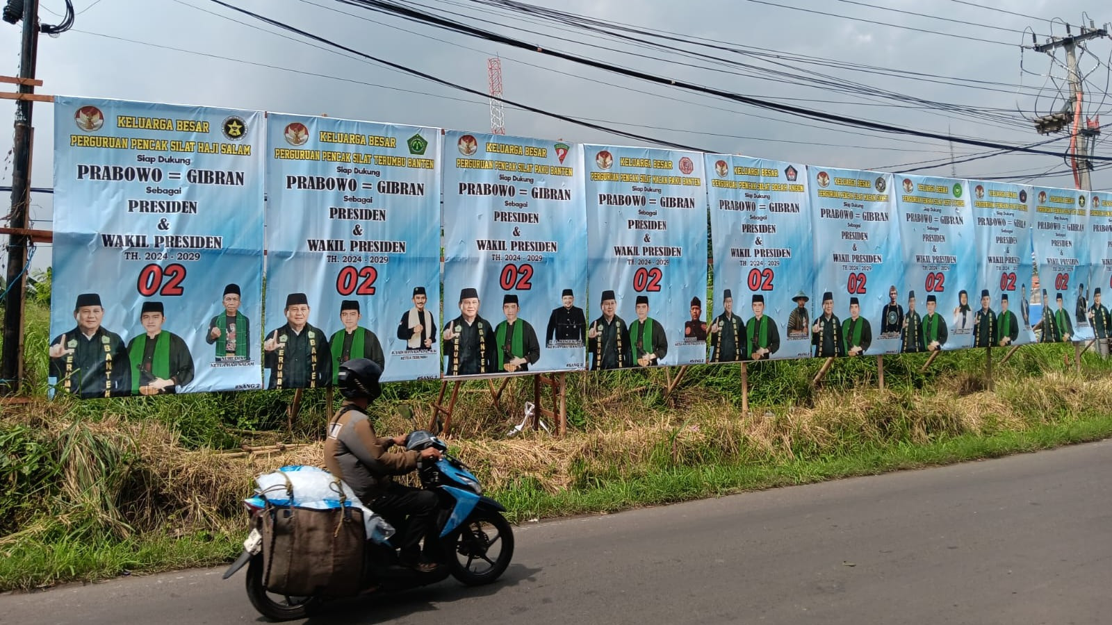Baliho dukungan kepada Prabowo-Gibran terpasang di Jalan Sayabulu, Kelurahan Serang, Kota Serang, tak jauh setelah lampu merah simpang Ciracas Kota Serang.
