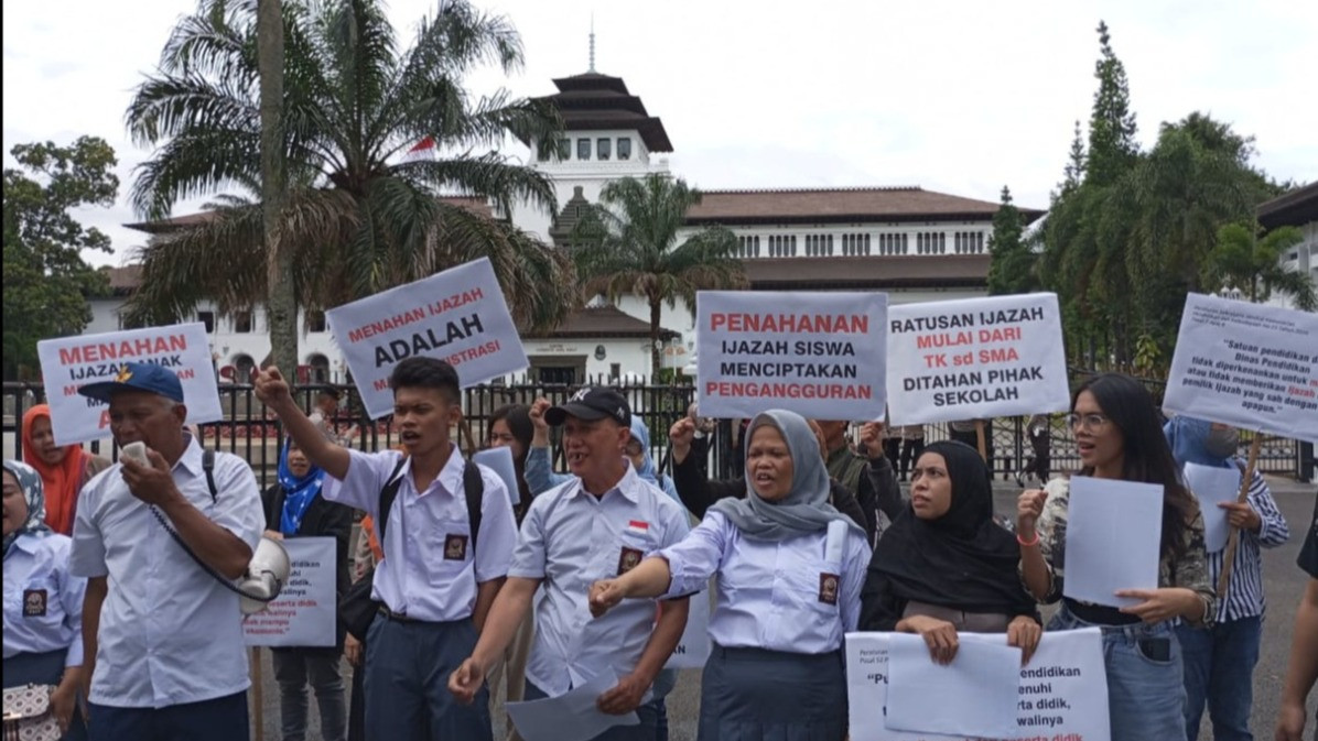 Aksi unjuk rasa di depan Gedung Sate Bandung memprores penahanan ijazah siswa oleh sekolah