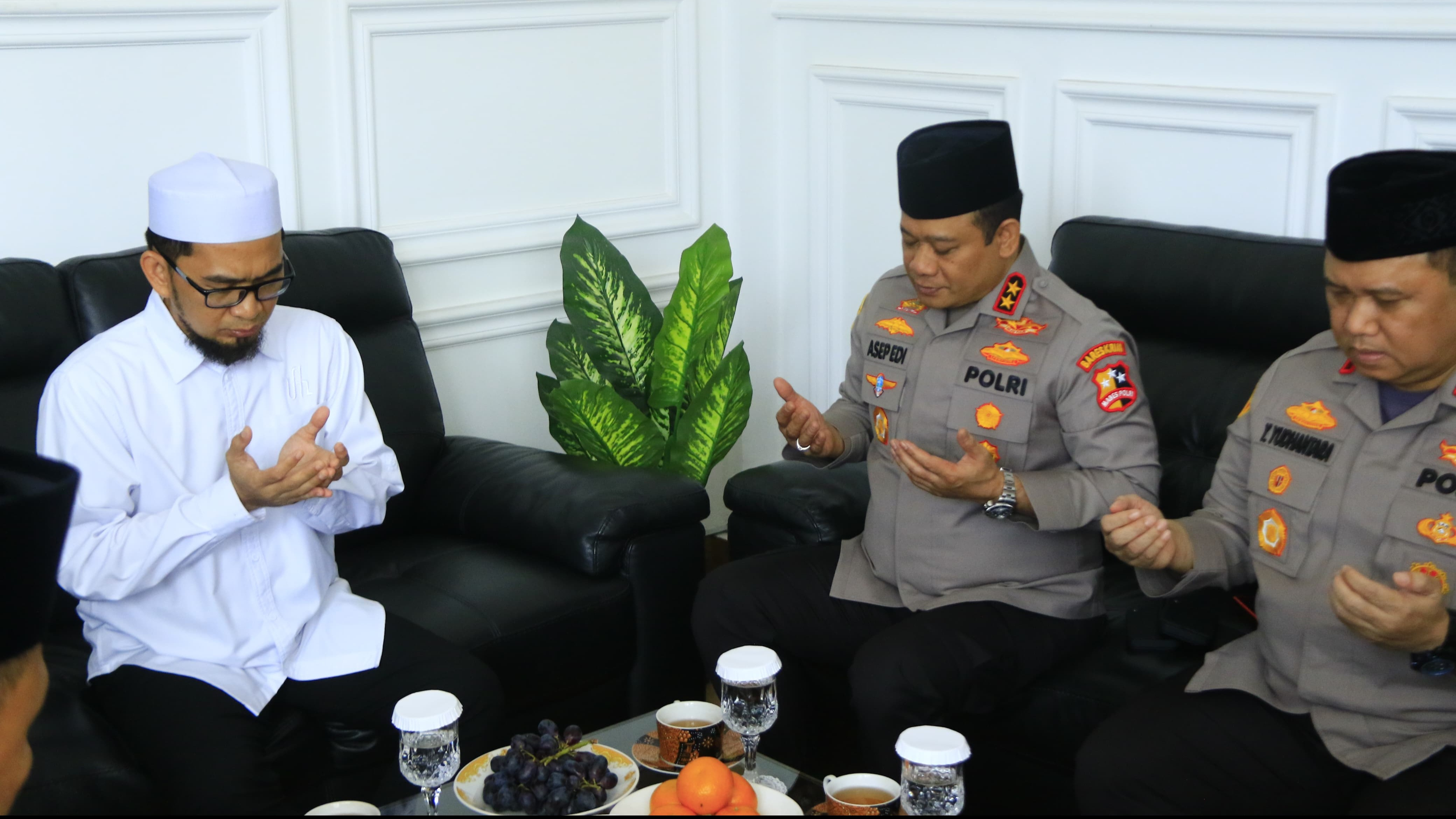 Ulama kharismatik Ustaz Adi Hidayat (UAH) menerima kunjungan Kepala Operasi Nusantara Cooling (Kaops NCS) Polri, Irjen Asep Edi Suheri di Kantor Quantum Akhyar Institute, Kota Bekasi, Senin (22/1/2022).