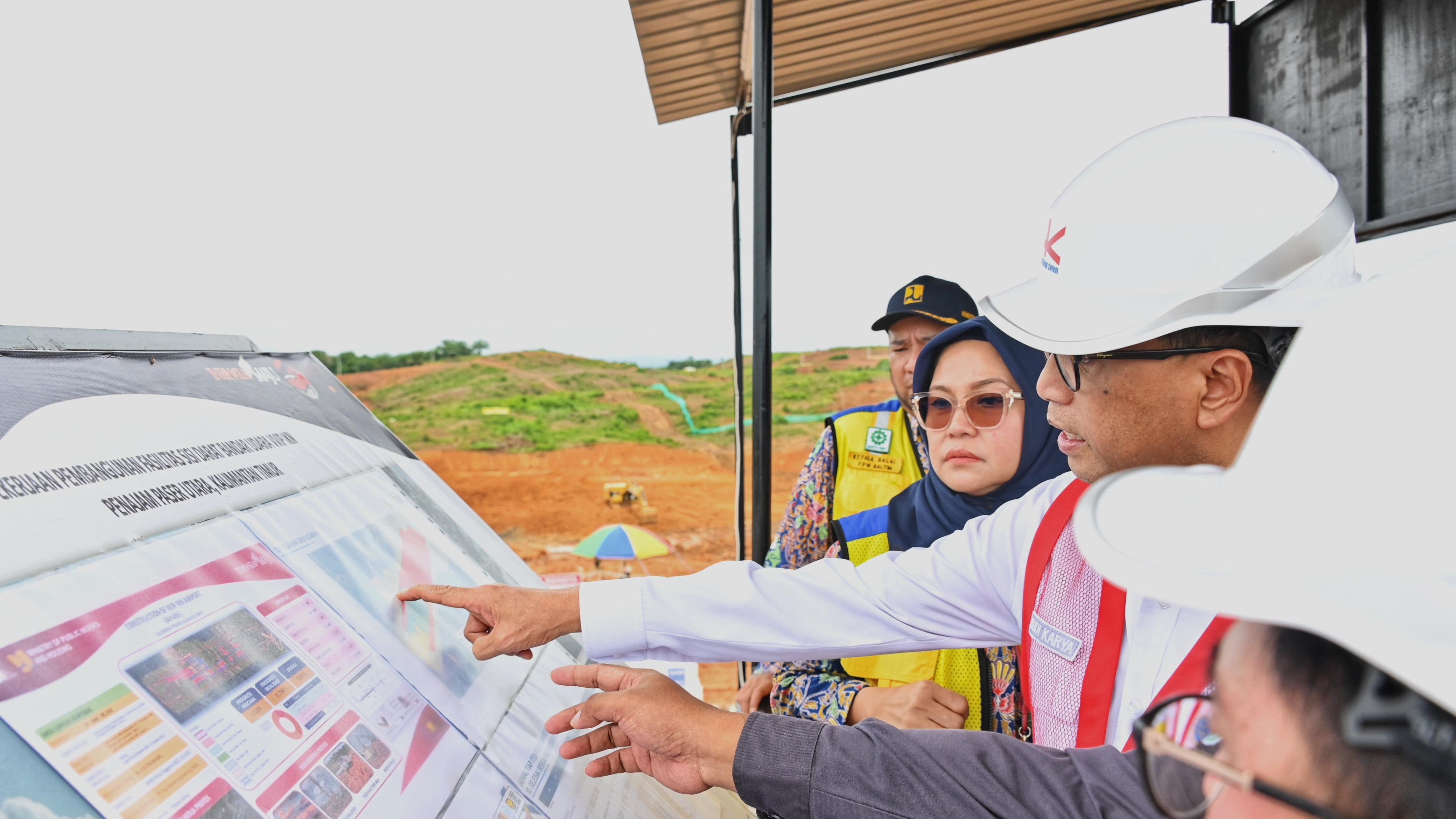 Menteri Perhubungan Budi Karya Sumadi mengecek progres pembangunan Bandara Nusantara di Ibu Kota Nusantara (IKN), Rabu (24/1).