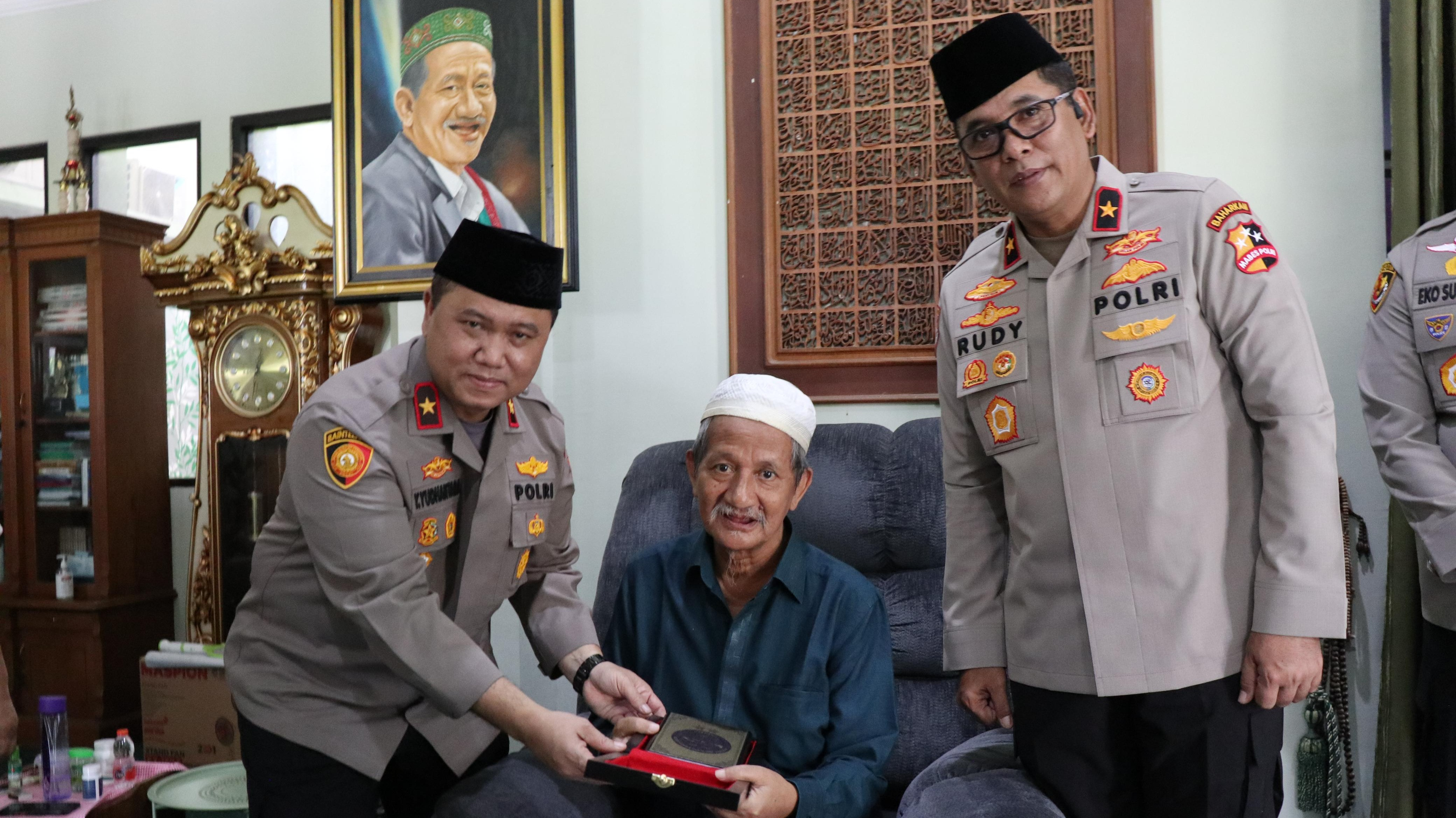 Wakil Kepala Operasi Nusantara Cooling System (Wakaops NCS) Polri Brigjen Yuyun Yudhantara mengunjungi Pondok Pesantren Progresif Bumi Shalawat di Sidoarjo, Jawa Timur, Kamis (25/1/2024), jelang Pemilu 2024.