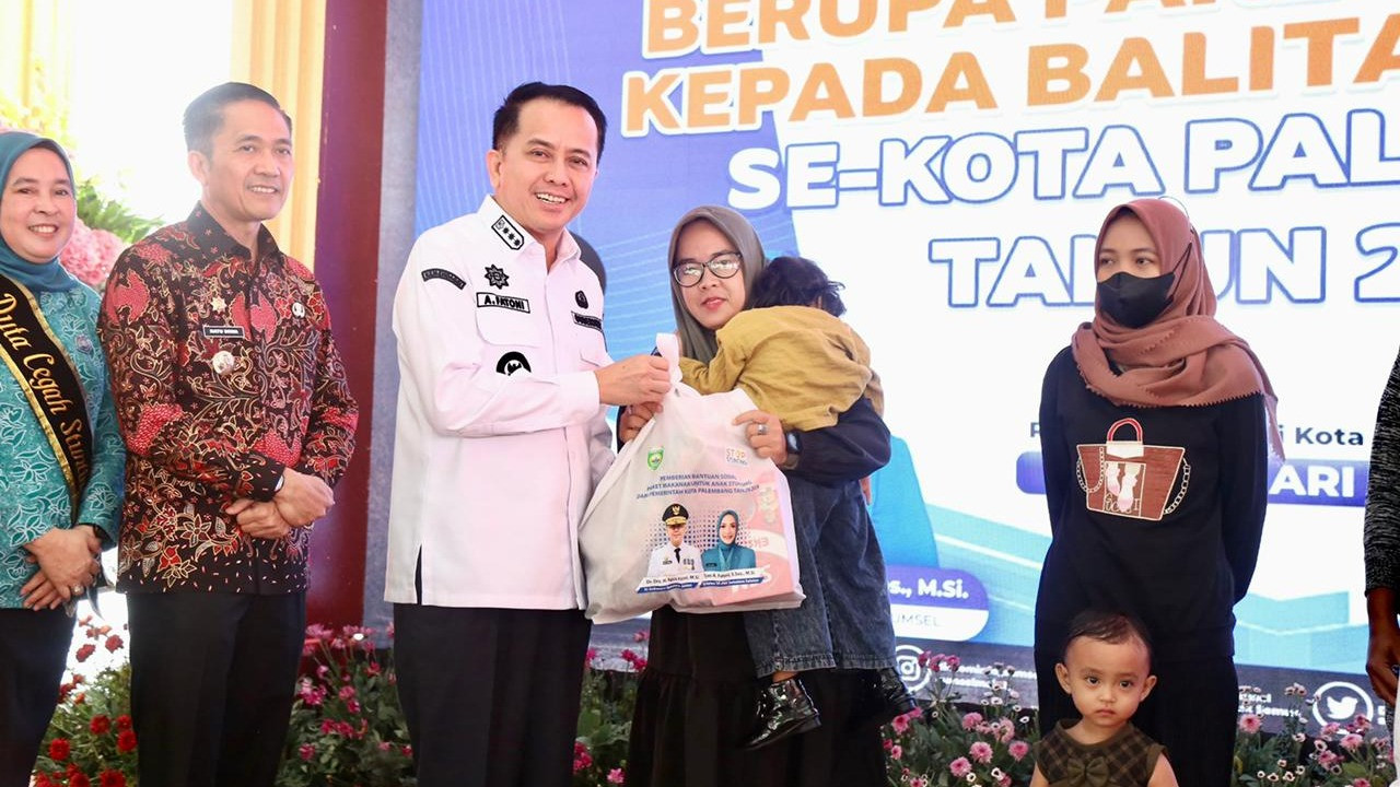 Penjabat (Pj) Gubernur Sumatera Selatan (Sumsel) Agus Fatoni bersama Pj Walikota (Walkot) Palembang Ratu Dewa membagikan bantuan sosial (bansos) yang diperuntukkan bagi anak stunting se-Kota Palembang.