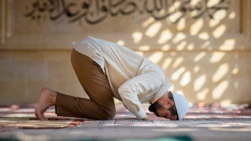 Ternyata Berdoa Lama di Sujud Terakhir Hanya Boleh Jika Begini, Kata Buya Yahya
            - galeri foto