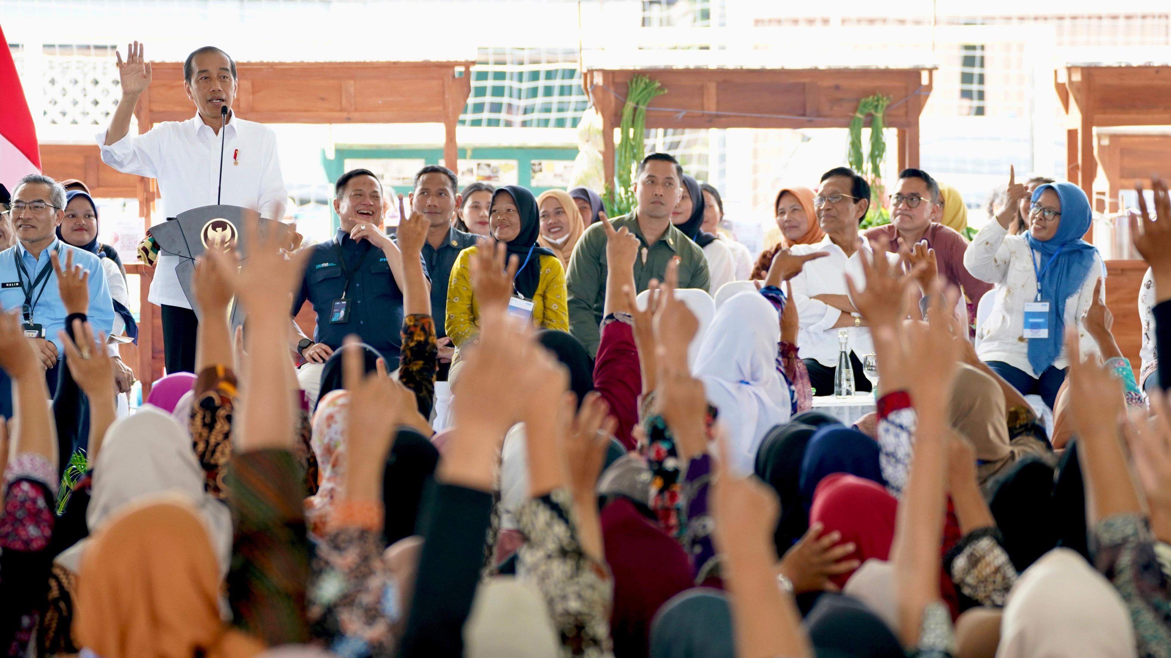 Presiden Jokowi dan Sri Sultan Hamengku Buwono X sapa secara dekat 5.000 Nasabah Permodalan Nasional Madani (PNM) Mekaar Bantul di Lapangan Keyongan Kidul Sabdodadi, Kabupaten Bantul, DIY.