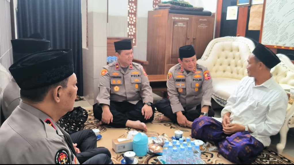 Kepala Operasi Nusantara Cooling System (Kaops NCS) Polri, Irjen Asep Edi Suheri melakukan sowan ke kediaman KH Ahmad Bahauddin Nursalim (Gus Baha) di Desa Narukan, Kecamatan Kragan, Rembang, Jawa Tengah.