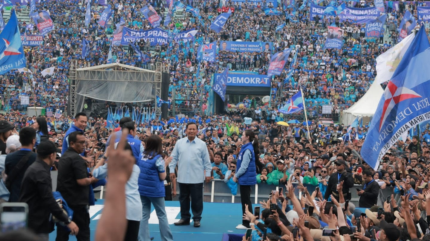 Prabowo Subianto menyapa puluhan ribu warga Malang dalam agenda kampanye nasional Partai Demokrat di Stadion Gajayana, Kota Malang, Jawa Timur, Kamis (1/2).