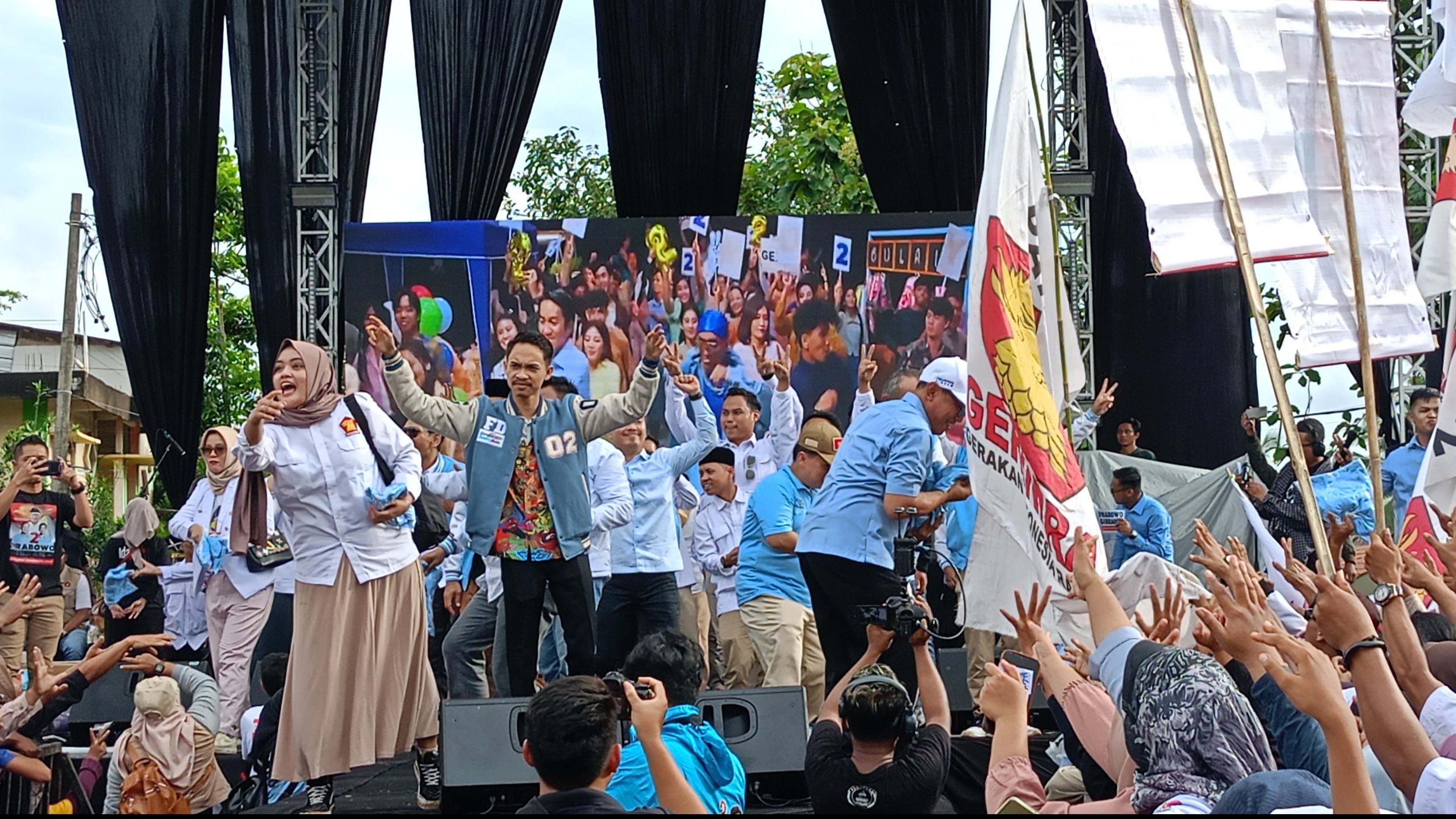Ribuan masyarakat Kota Cilegon meramaikan Konser Indonesia Maju Gerakan Banten Nyata (GBN), yang digelar bersama Tim Kampanye Daerah (TKD), di Lapangan Tong, Kecamatan Citangkil, Kota Cilegon, Banten.
