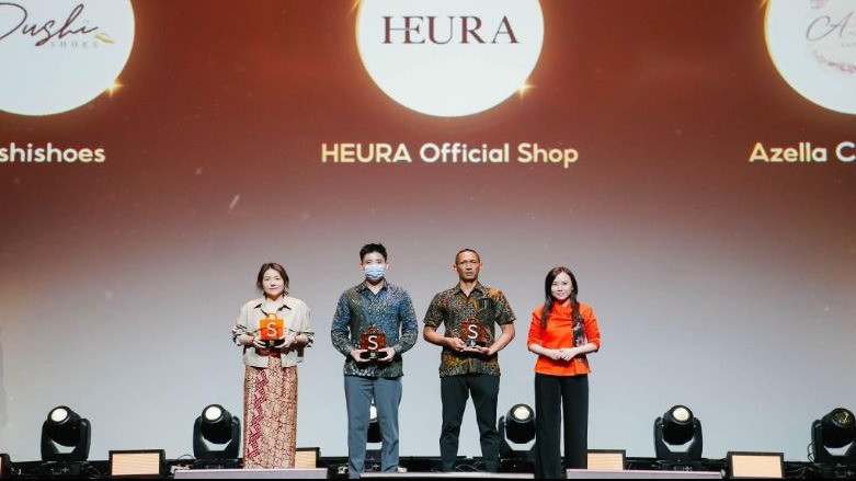 Ketiga UMKM Penerima Penghargaan dalam Shopee Super Awards 2023 (Ki-Ka: Dushishoes, Heura Official Shop, Azella Collections,  Direktur Eksekutif Shopee Indonesia, Christin Djuarto)