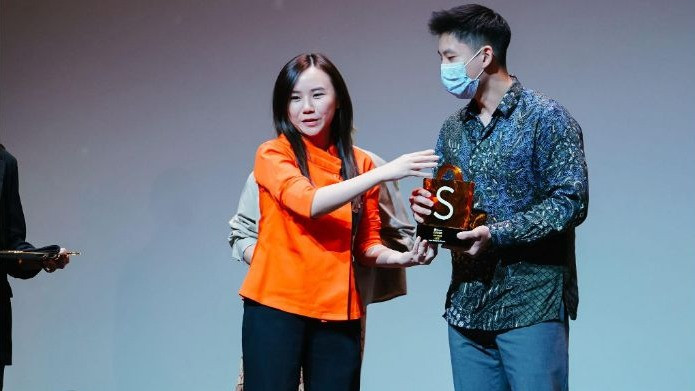 Christin Djuarto, Direktur Eksekutif Shopee Indonesia Memberikan Penghargaan Kategori Super Growing UMKM kepada Given Susanto, Pemilik Azella Collections di Shopee