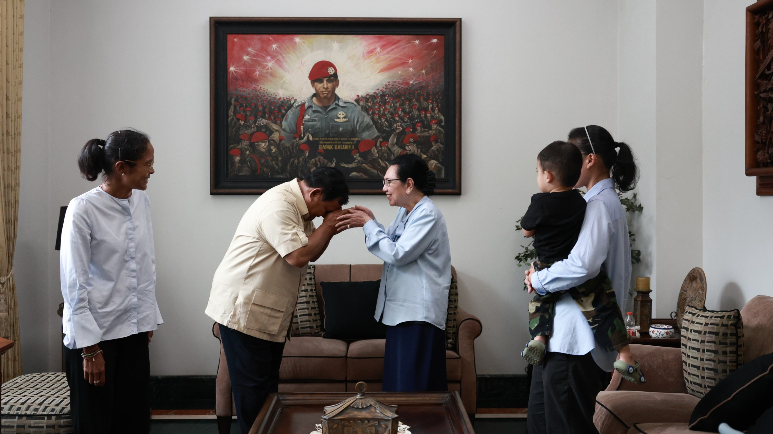 Capres nomor urut 2, Prabowo Subianto mengunjungi Siti Hardjanti, istri almarhum Jenderal TNI (Purn.) Wismoyo Arismunandar di kediamannya.