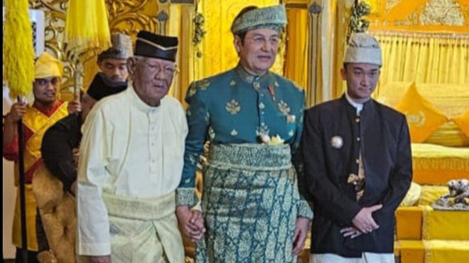 Sultan Deli XIV, Mahmud Lamantjiji Perkasa Alam menganugerahkan Gelar Kebangsawanan kepada tokoh nasional Rahmat Shah di Istana Maimoon, Medan, Sabtu (17/2).