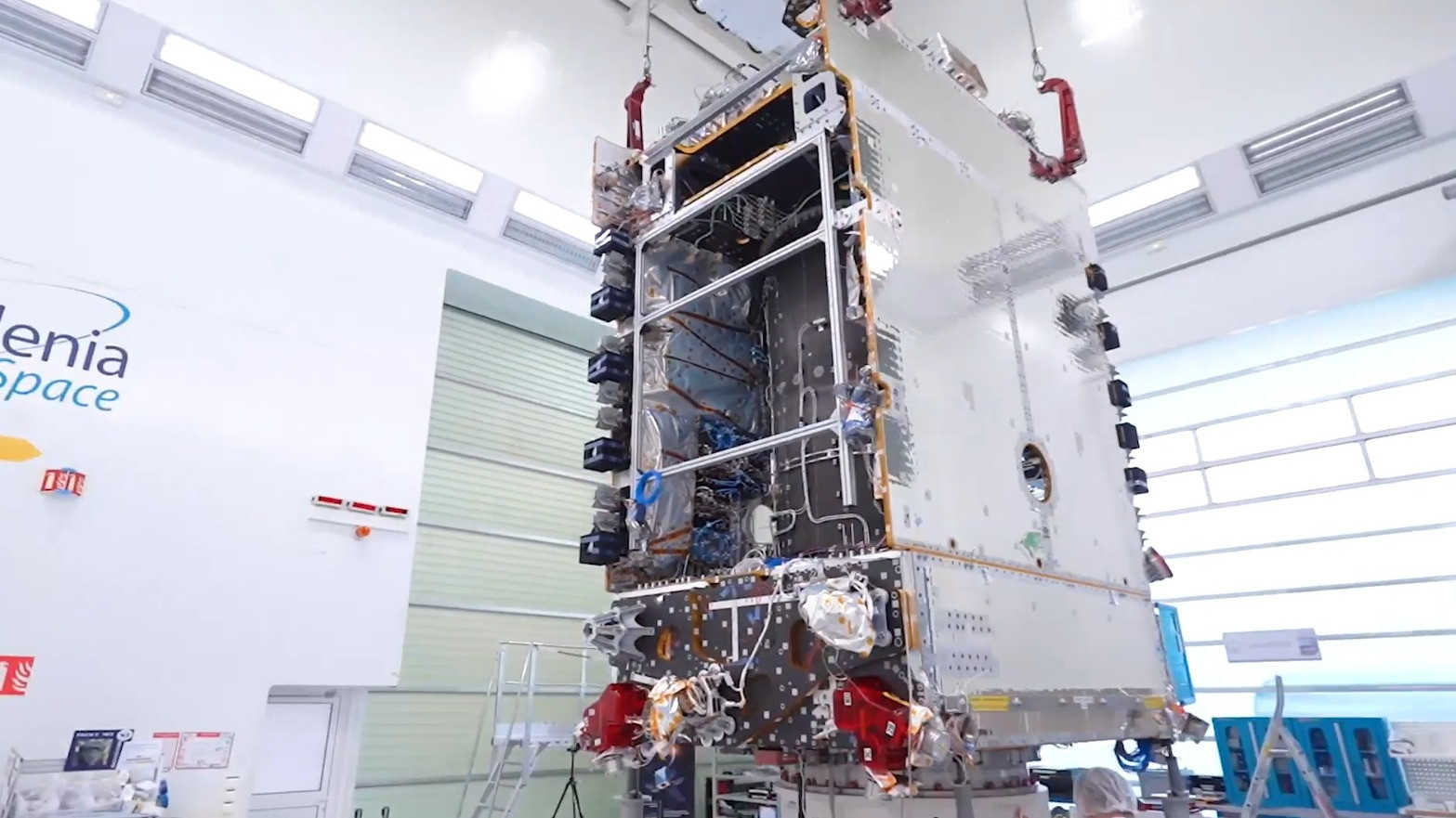 Ditenagai oleh platform mutakhir Spacebus 4000B2 dan memiliki masa pakai desain selama 15 tahun, satelit ini merupakan hasil kerja sama Thales Alenia Space dalam hal pabrikasi dan fasilitasi peluncuran yang mulus oleh SpaceX