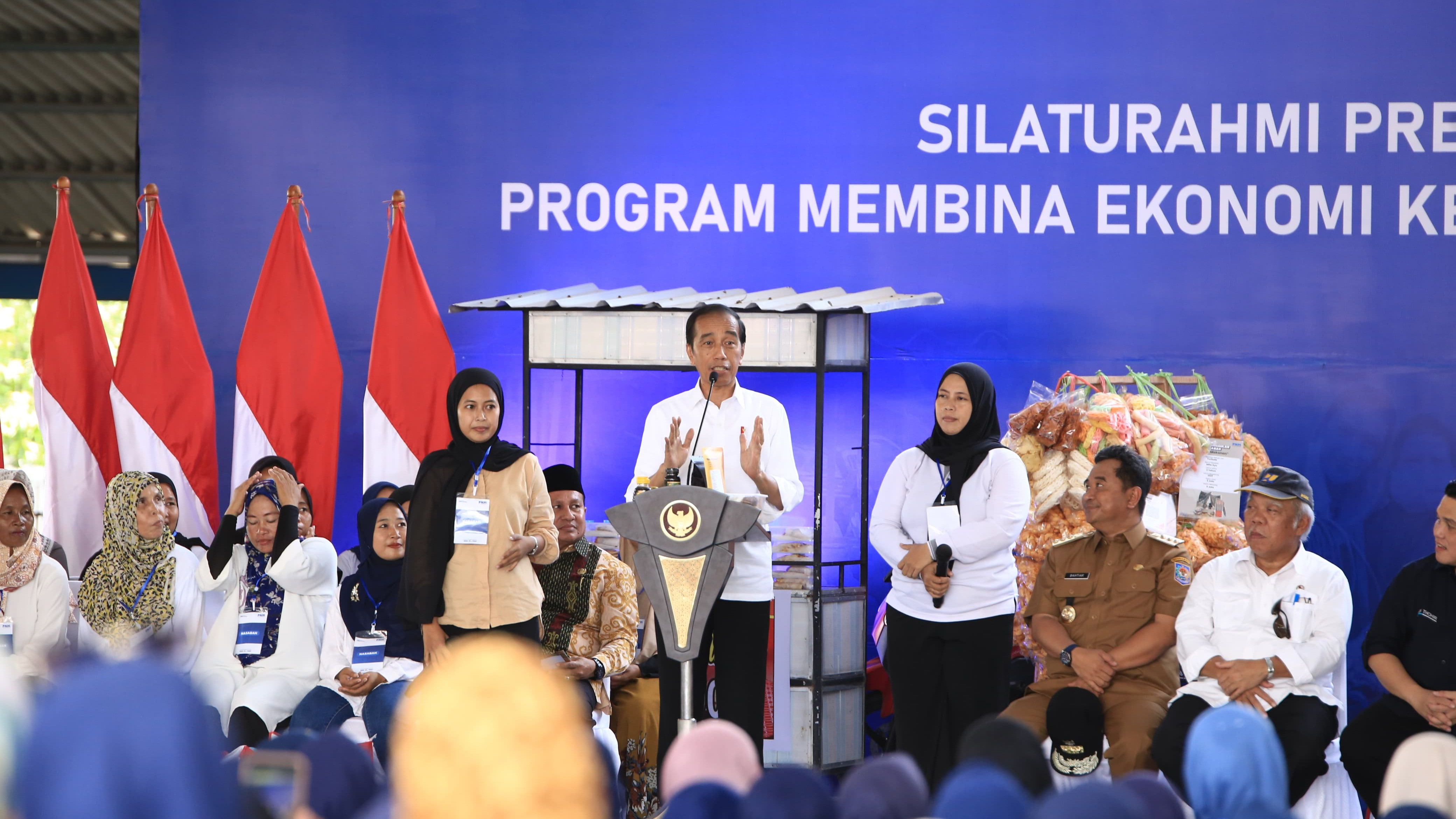 Kedatangan Presiden Jokowi disambut semangat 5.000 nasabah PNM Mekaar dan tenaga pendamping atau Account Officer (AO), didampingi oleh Menteri BUMN Erick Thohir dan Menteri PUPR Basuki Hadimuljono.
