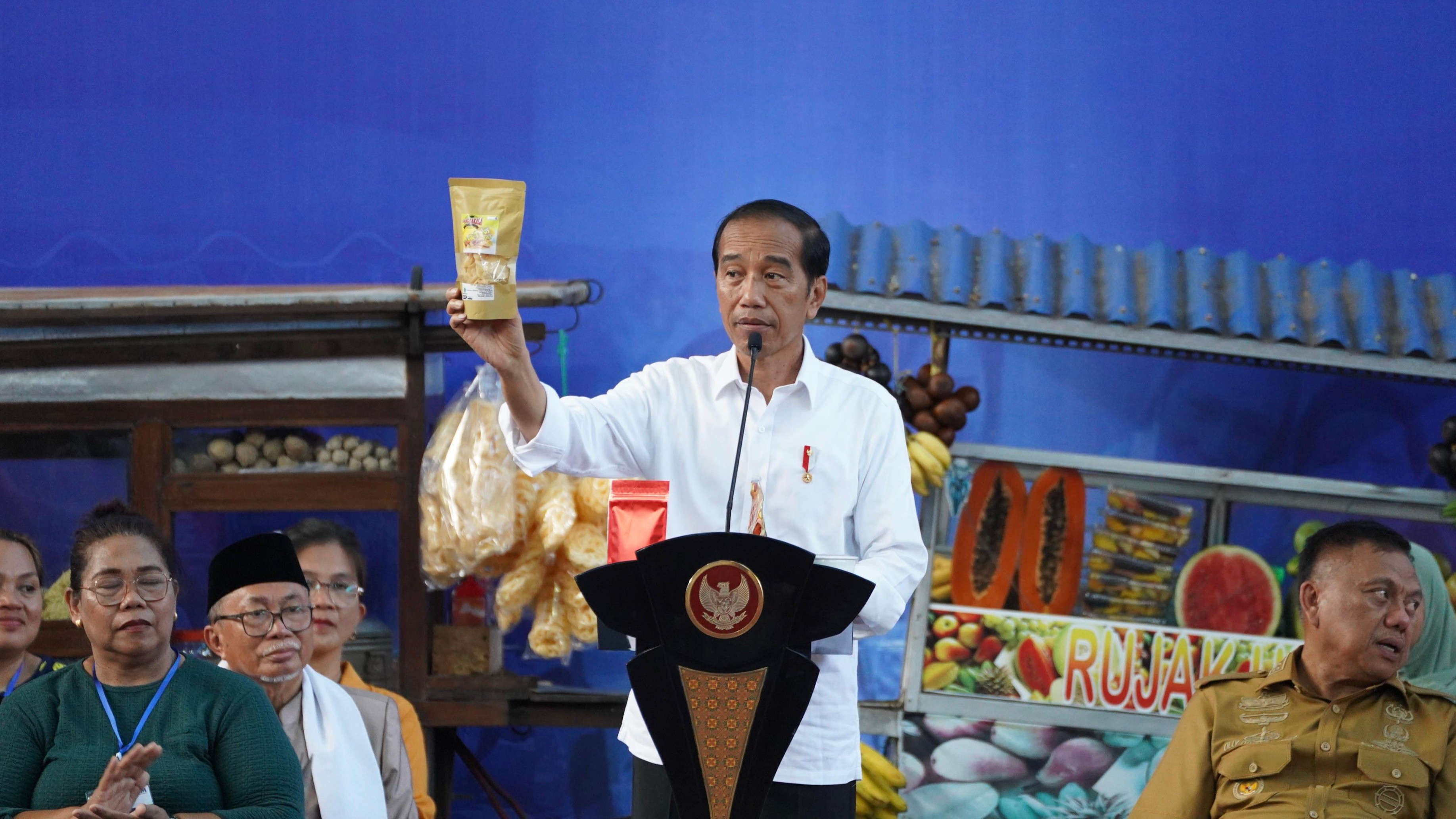 Kreativitas nasabah Mekaar PNM Manado dipuji Presiden Jokowi saat ia membahas salah satu produk yang bernama “Kenzhi”.