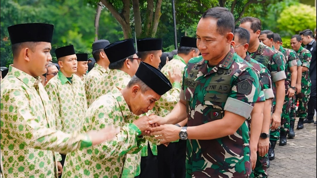 Panglima TNI Jenderal TNI Agus Subiyanto melepas jamaah umroh penghargaan Panglima TNI sebanyak 285 personel