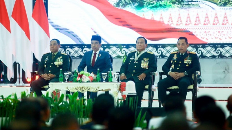 Jokowi di Rapim TNI saat akan memberikan penghargaan gelar Jenderal TNI Kehormatan pada Prabowo