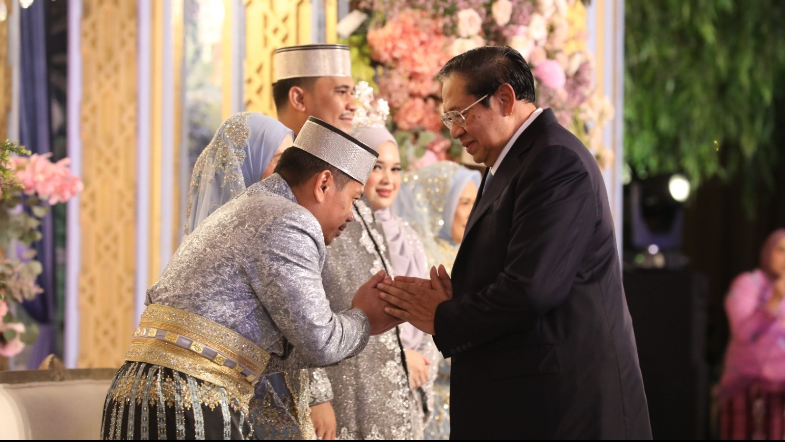 Presiden Joko Widodo beserta ibu Iriana dan Wakil Presiden RI KH. Ma ruf Amin beserta Ibu Wury hadiri resepsi pernikahan Putra Mentan Andi Amran Sulaiman yaitu Andi Amar Maruf Sulaiman dan mempelai wanita Ihsani Nurul Izzah.