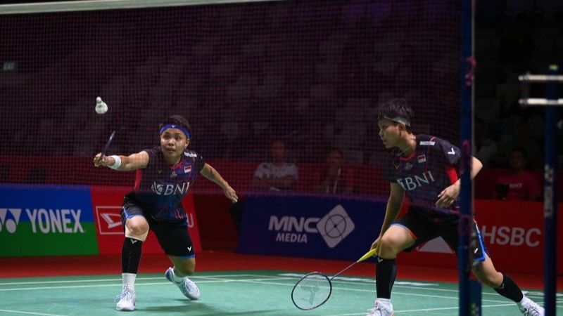 Pebulu tangkis ganda putri Indonesia Apriyani Rahayu (kiri) dan Siti Fadia Silva Ramadhanti (kanan) pada turnamen Daihatsu Indonesia Masters 2024 di Istora Senayan, Gelora Bung Karno, Jakarta, Selasa (23/1/2024).