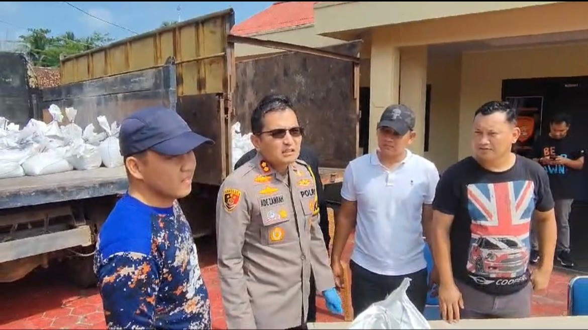 Tim Gabungan Polres Bangka Barat dan Polda Bangka Belitung berhasil menggagalkan penyelundupan puluhan ton pasir timah ilegal didalam 273 karung dan bernilai miliaran rupiah.
