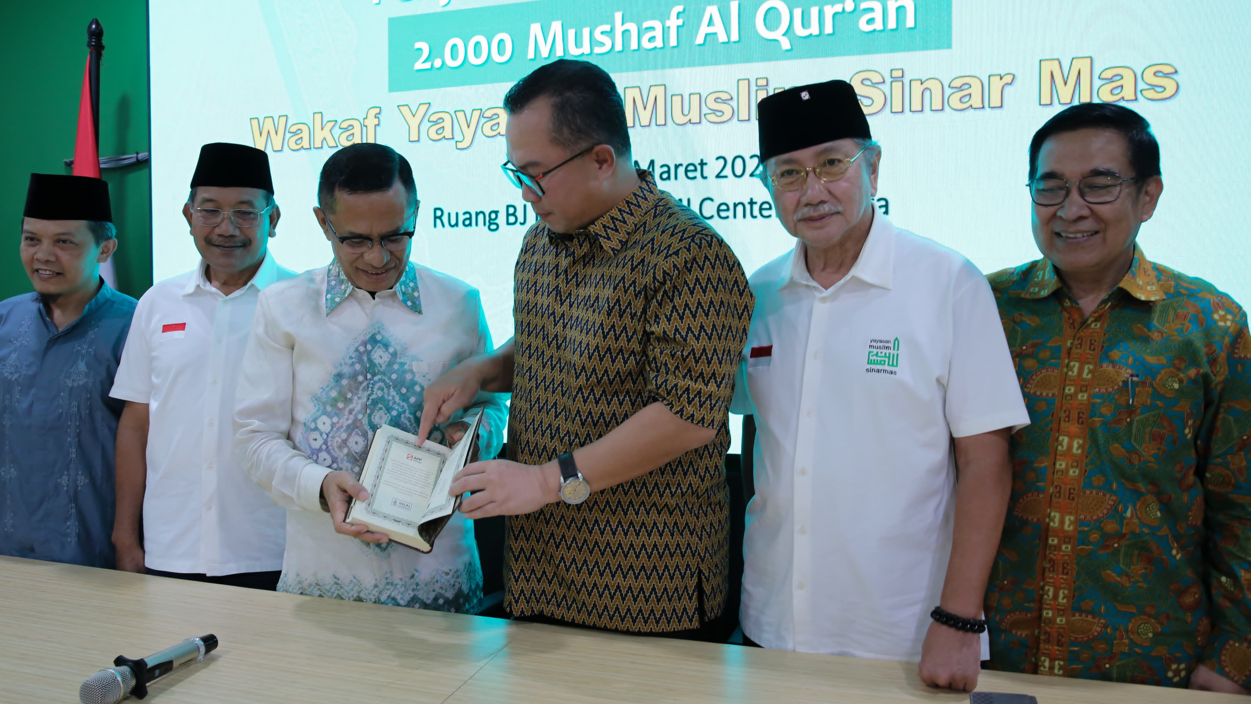 Sinar Mas mewakafkan ribuan mushaf Alquran kepada Ikatan Cendekiawan Muslim Indonesia (ICMI).