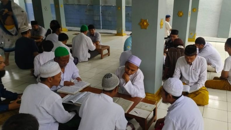 Sejumlah narapidana saat mengikuti kegiatan pembelajaran mengaji Al Quran