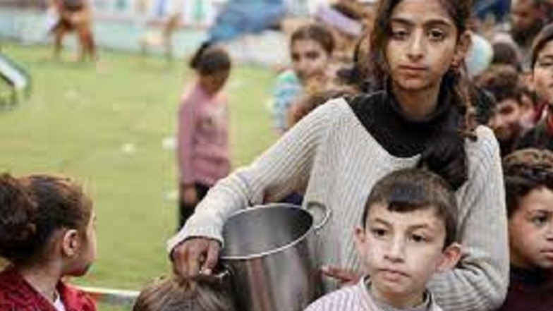 Anak Palestina antre makanan
