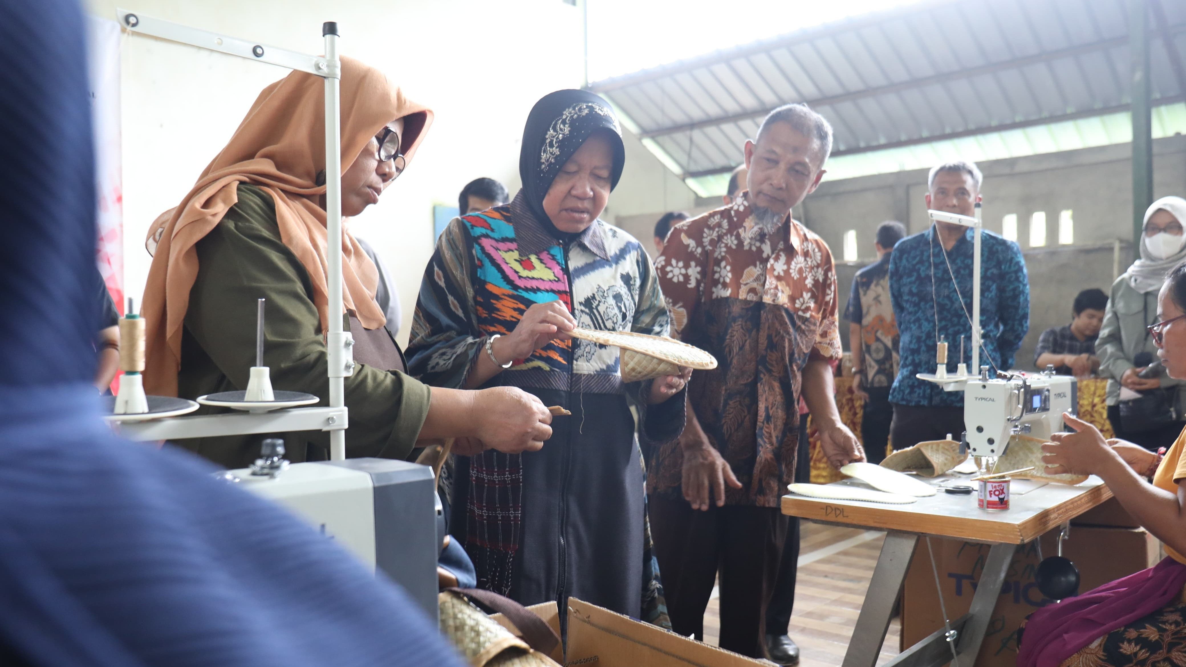 Kementerian Sosial memberikan pelatihan pemberdayaan masyarakat berupa pembuatan slipper hotel kepada 20 orang KPM Pena yang berasal dari Kelurahan Bukit, Karangasem dan Tumbu.