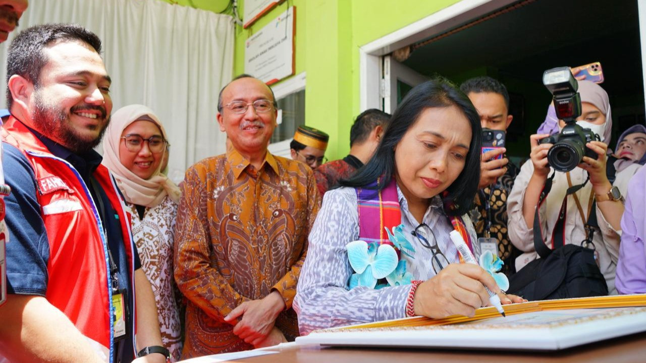 Menteri PPPA RI, I Gusti Ayu Bintang Darmawati berkesempatan mengunjungi Kelompok Wanita Nelayan Fatimah Azzahra yang merupakan Binaan Pertamina sejak tahun 2014.