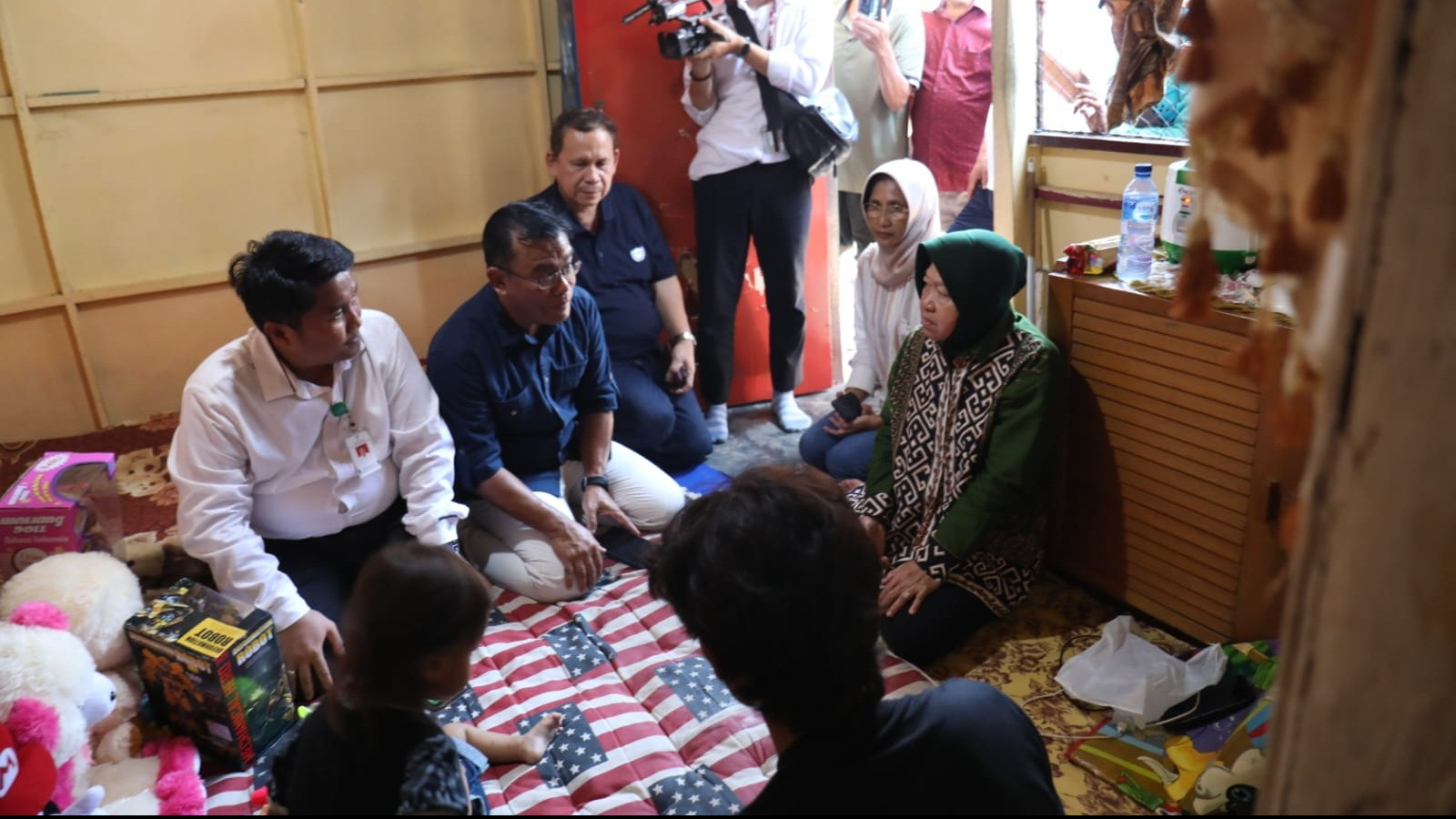 Menteri Sosial RI Tri Rismaharini memberikan perhatian khusus pada kasus kekerasan orangtua kandung terhadap anak balita di Kelurahan Patokan, Kecamatan Situbondo, Kabupaten Situbondo Jawa Timur.