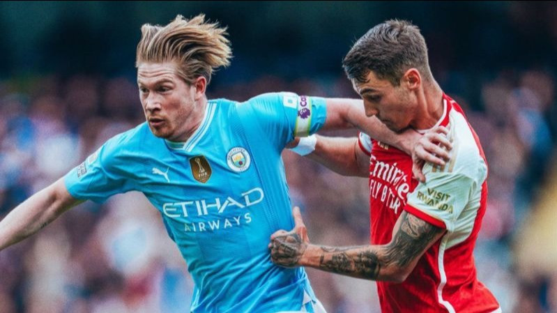 Bintang Manchester City, Kevin De Bruyne (kiri) berebut bola dengan Jakub Kiwior dari Arsenal di Liga Inggris