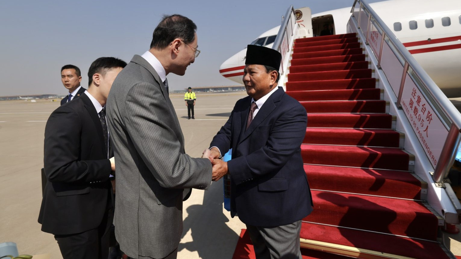 Momen Prabowo Tiba di China, Disambut Upacara Militer dan Sejumlah Pejabat Tinggi
            - galeri foto