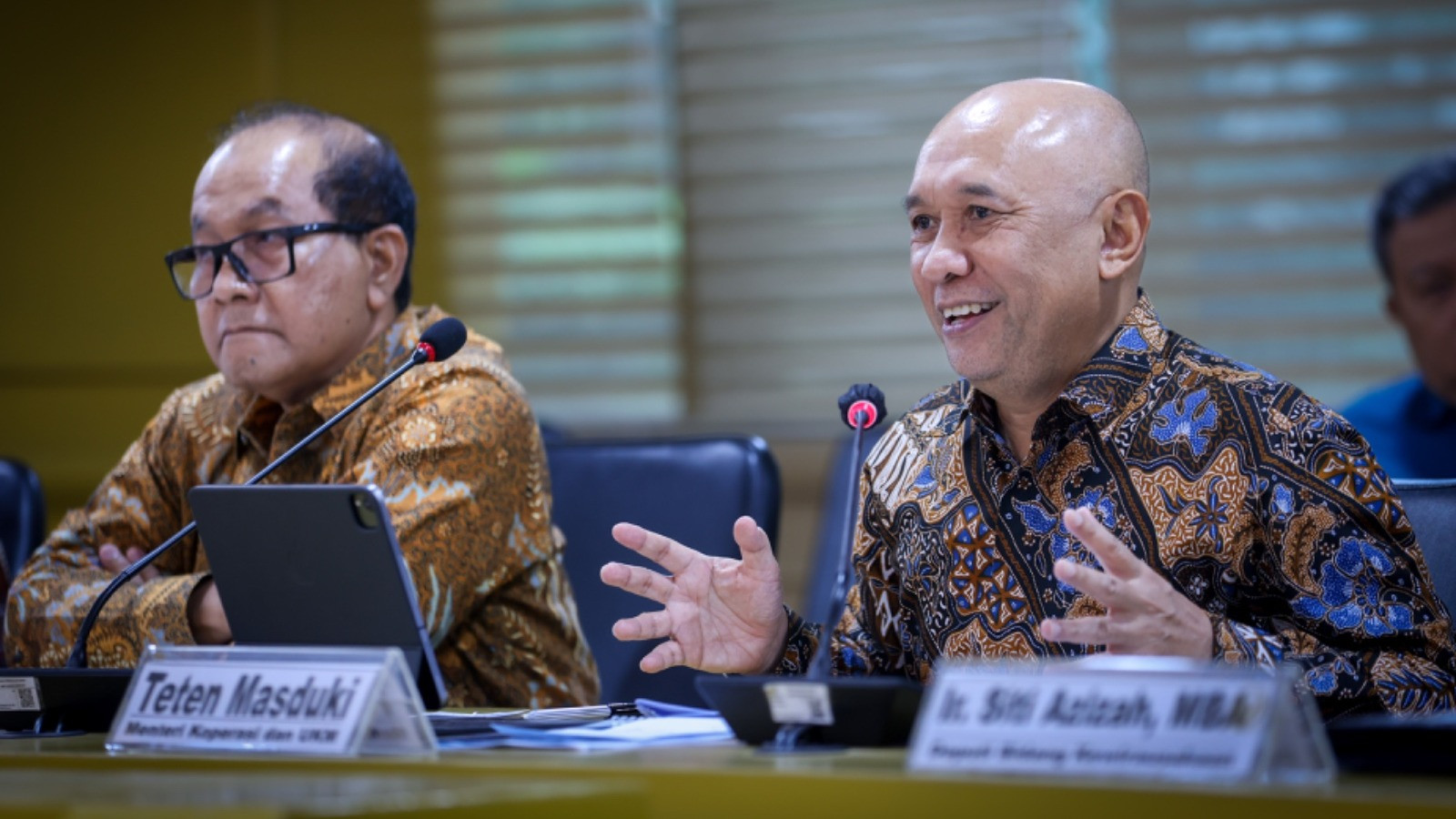 Menteri Koperasi dan UKM (MenKopUKM) Teten Masduki mengajak Dewan Perwakilan Daerah Republik Indonesia (DPD RI) untuk mendukung program pembangunan industri skala menengah berbasis koperasi.