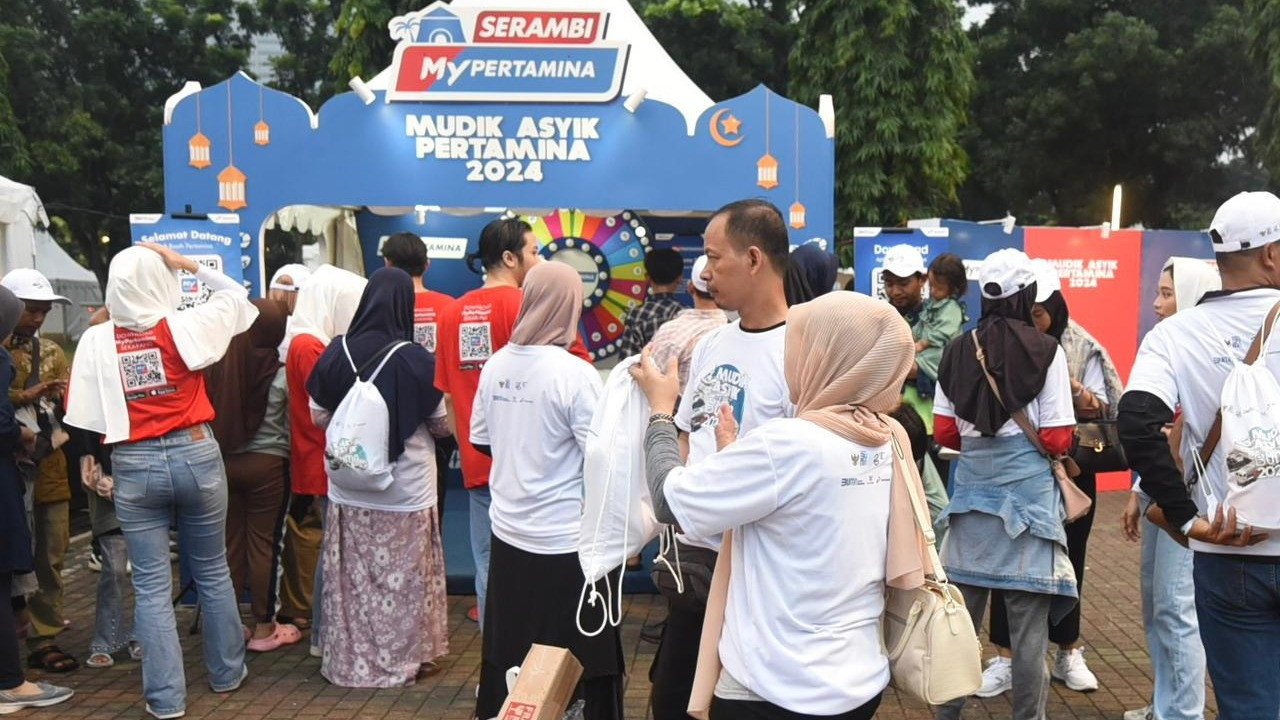 Pemudik mengunjungi booth MyPertamina pada acara “Mudik Asyik Pertamina 2024” yang diselenggarakan di Gelora Bung Karno, Jakarta, Rabu (3/4/2024).