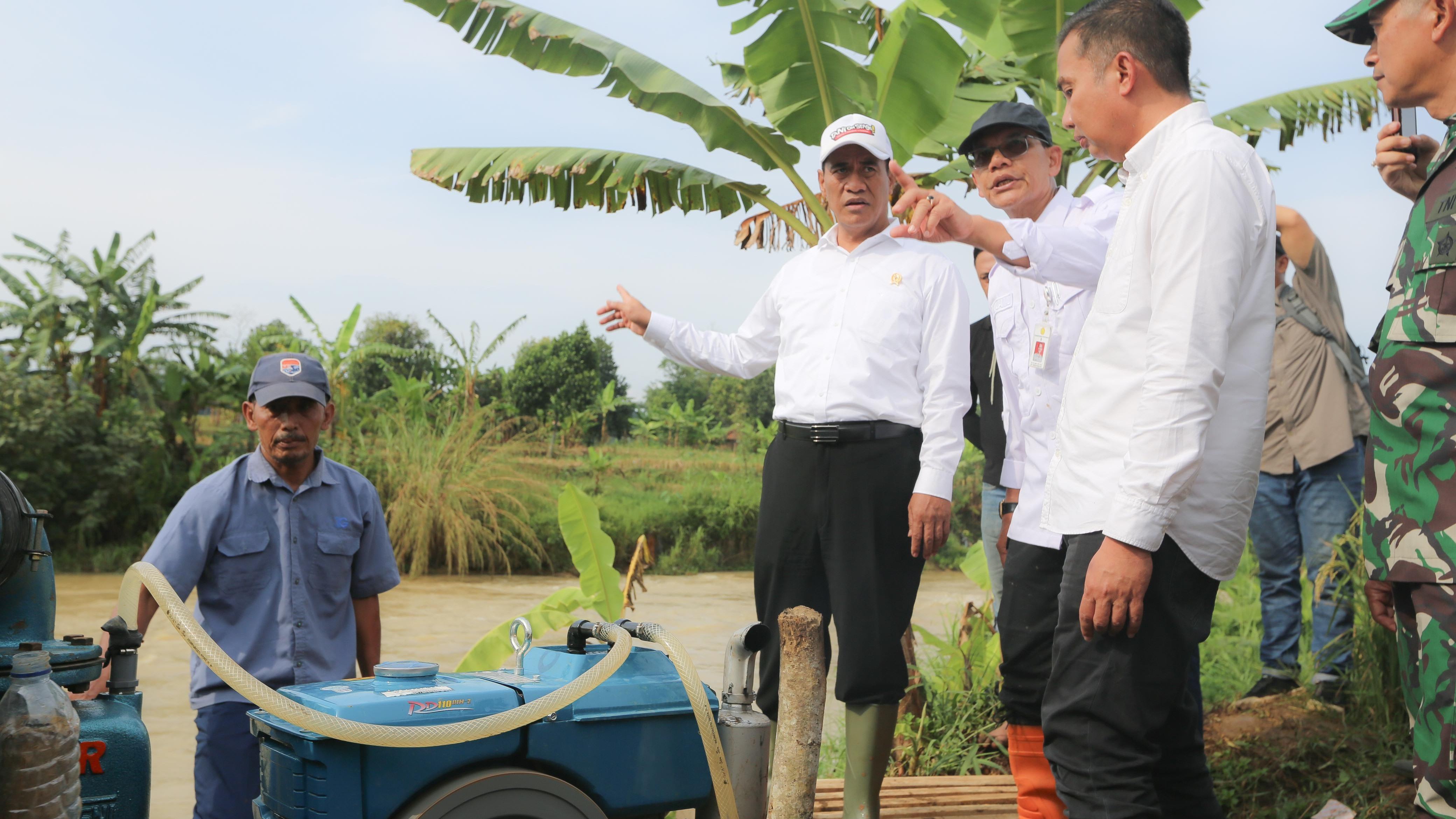 Menteri Pertanian, Andi Amran Sulaiman (Mentan Amran), mengecek penggunaan pompanisasi di area persawahan Kabupaten Subang.