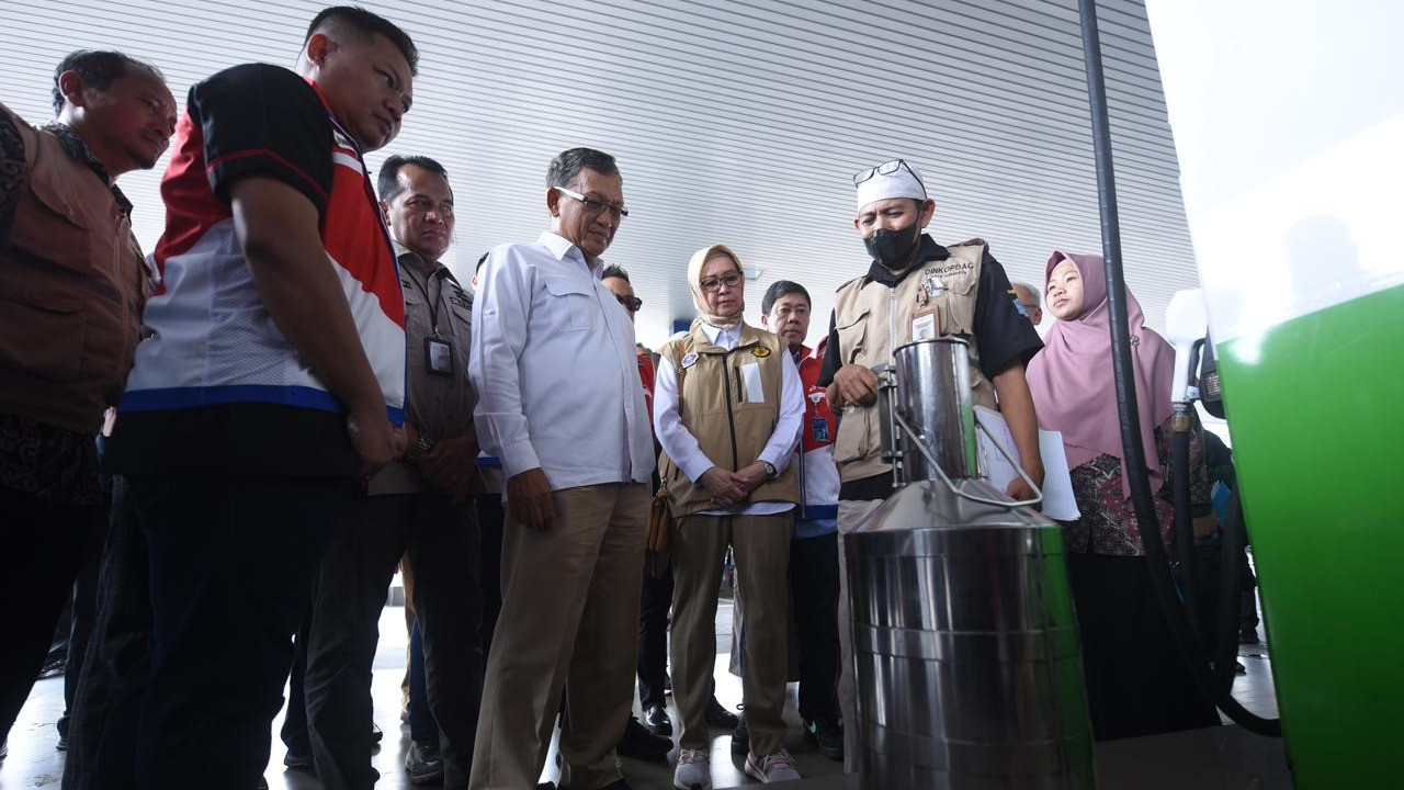 Menteri ESDM Arifin Tasrif dan Kepala BPH Migas Erika Retnowati didampingi Dir Logistik & Infrastruktur Pertamina Persero Alfian Nasution tinjau pasokan Gas Elpiji di SPBU Pertamina Ngagel  54.601.100, pada kamis (4/4).