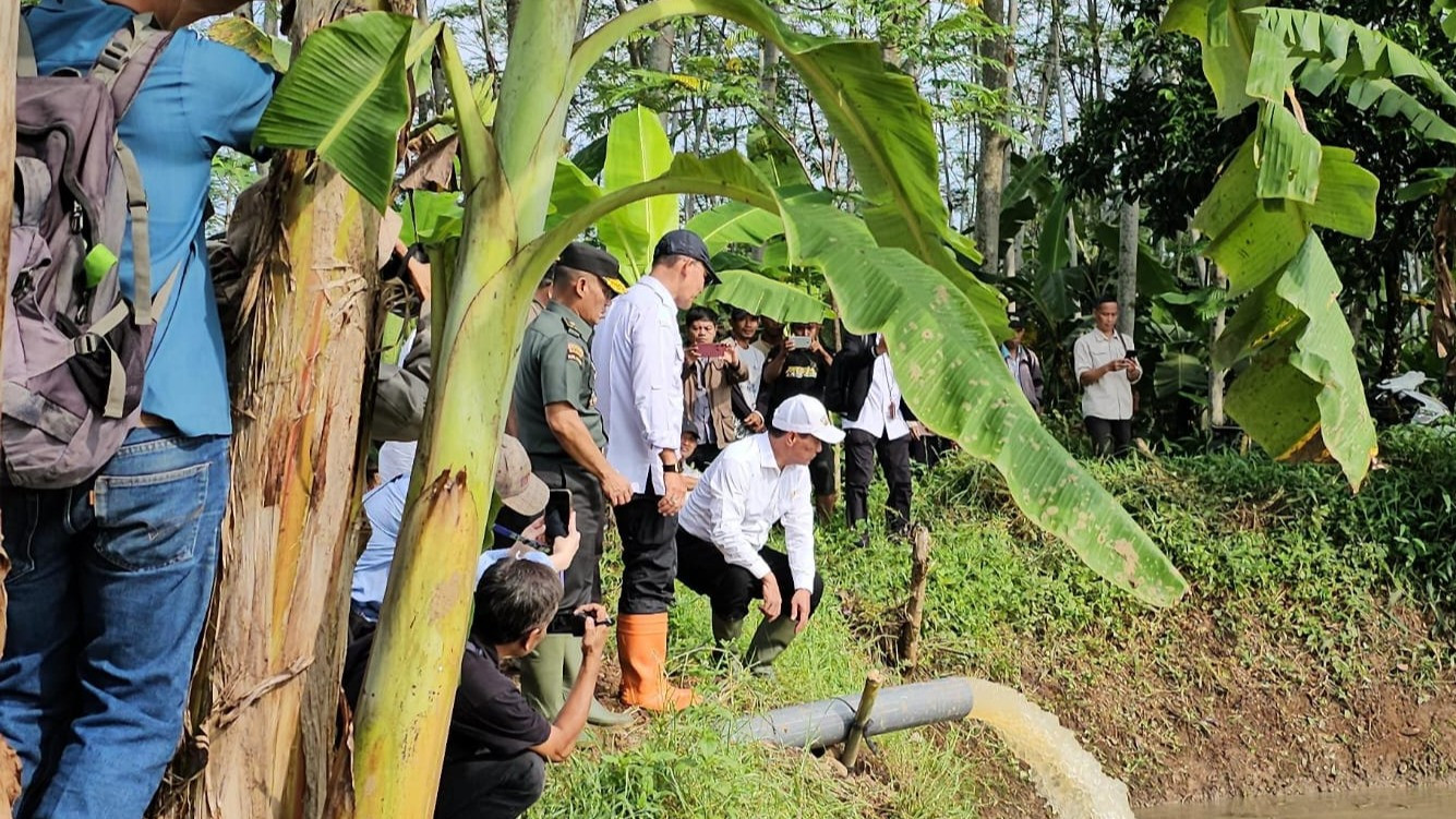 Menteri Pertanian RI Andi Amran Sulaiman hari ini Kamis 4 April 2024 melakukan kunjungan kerja ke Desa Sumurbarang, Kecamatan Cibogo, Kabupaten Subang, Provinsi Jawa Barat.