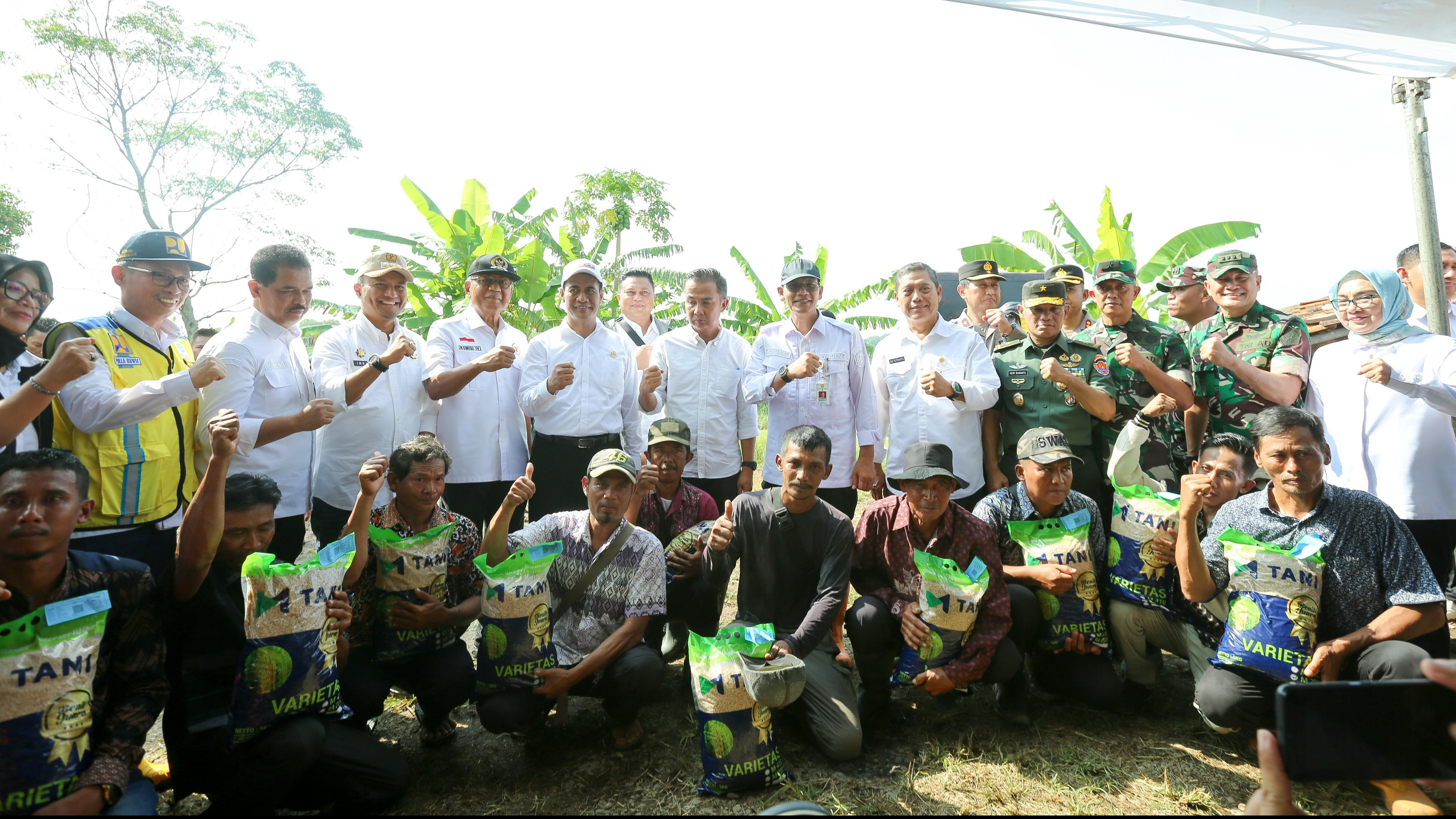 Menteri Pertanian, Andi Amran Sulaiman dan Pejabat (Pj) Gubernur Jawa Barat, Bey Machmudin optimis produksi padi akan meningkat signifikan melalui pemanfaatan pompanisasi secara optimal.
