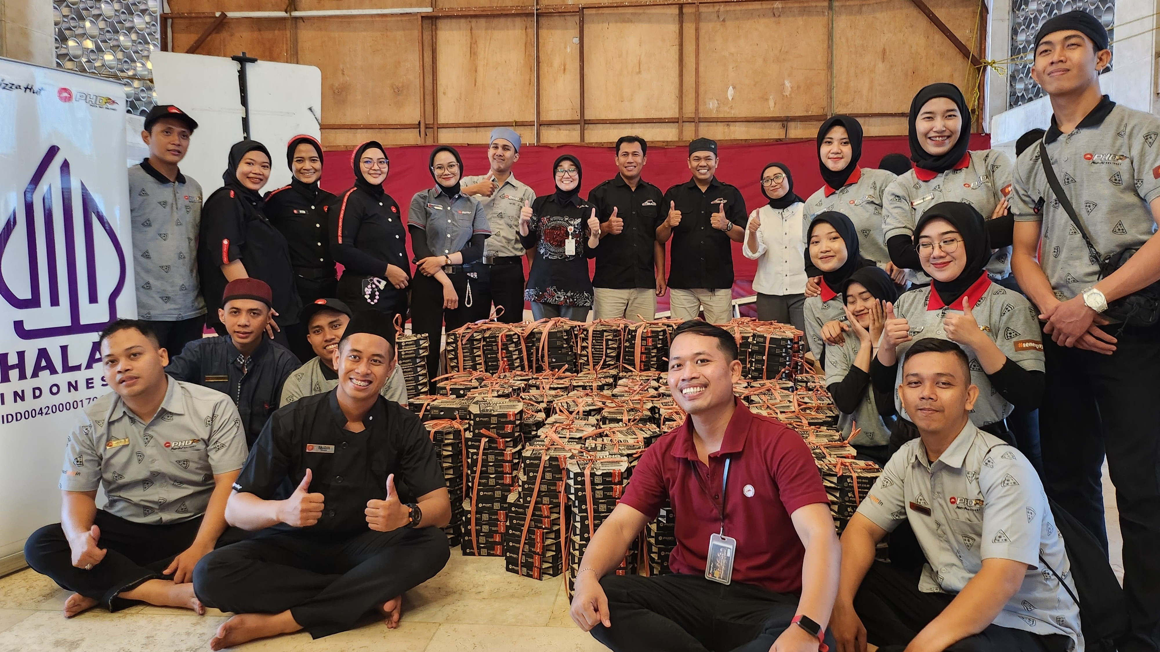 Pizza Hut Indonesia, berkerja sama dengan Alma Foundation, turut berpartisipasi dalam penyelenggaraan kegiatan Buka Puasa Bersama di Masjid Istiqlal.