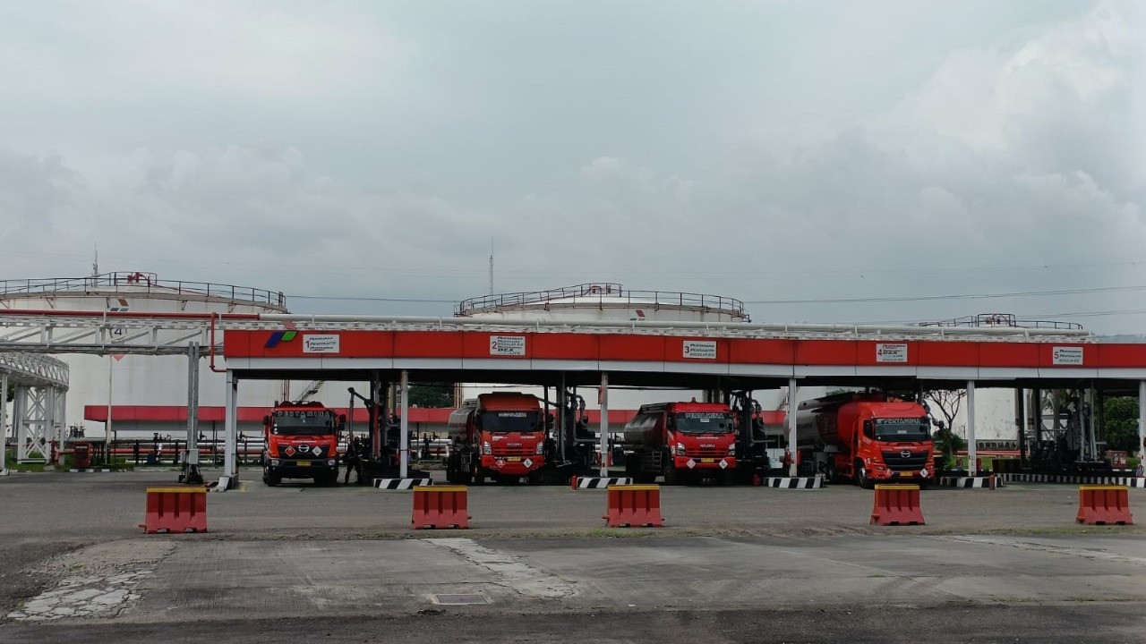 Direktur Utama PT Pertamina (Persero) Nicke Widyawati melaksanakan kunjungan kerja ke Aviation Fuel Terminal (AFT) Halim Perdanakusuma, Jakarta Timur