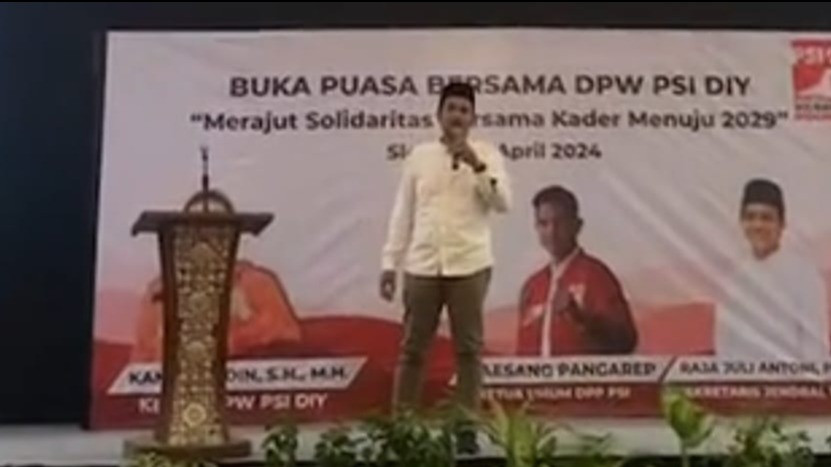 Ketua PSI DIY, Kamaruddin menyampaikan tausiah di hadapan ratusam kader PSI pada acara buka bersama, Minggu (07/04/2024).