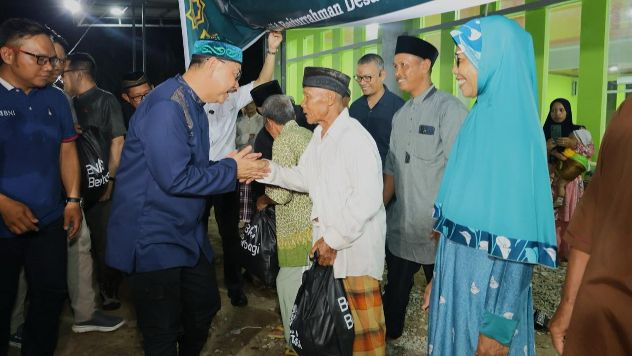 Kepala Otorita IKN Bambang Susantono bersama masyarakat turut merayakan semarak Hari Raya Idul Fitri 1445 H di Desa Karang Jinawi, Kecamatan Sepaku, Penajam Paser Utara, pada Selasa (9/4/2024).