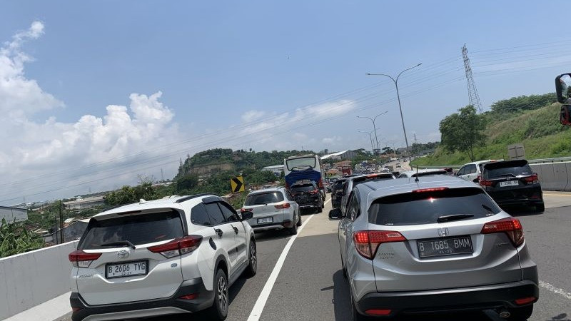 Ratusan kendaraan memasuki Tol Kalikangkung momen arus balik
