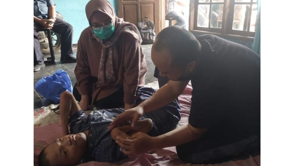 Penyandang disabilitas fisik asal Bandung, Ogi Mahmudin (36), mendapatkan layanan fisioterapi gratis dari Kementerian Sosial melalui Sentra Abiyoso di Cimahi.