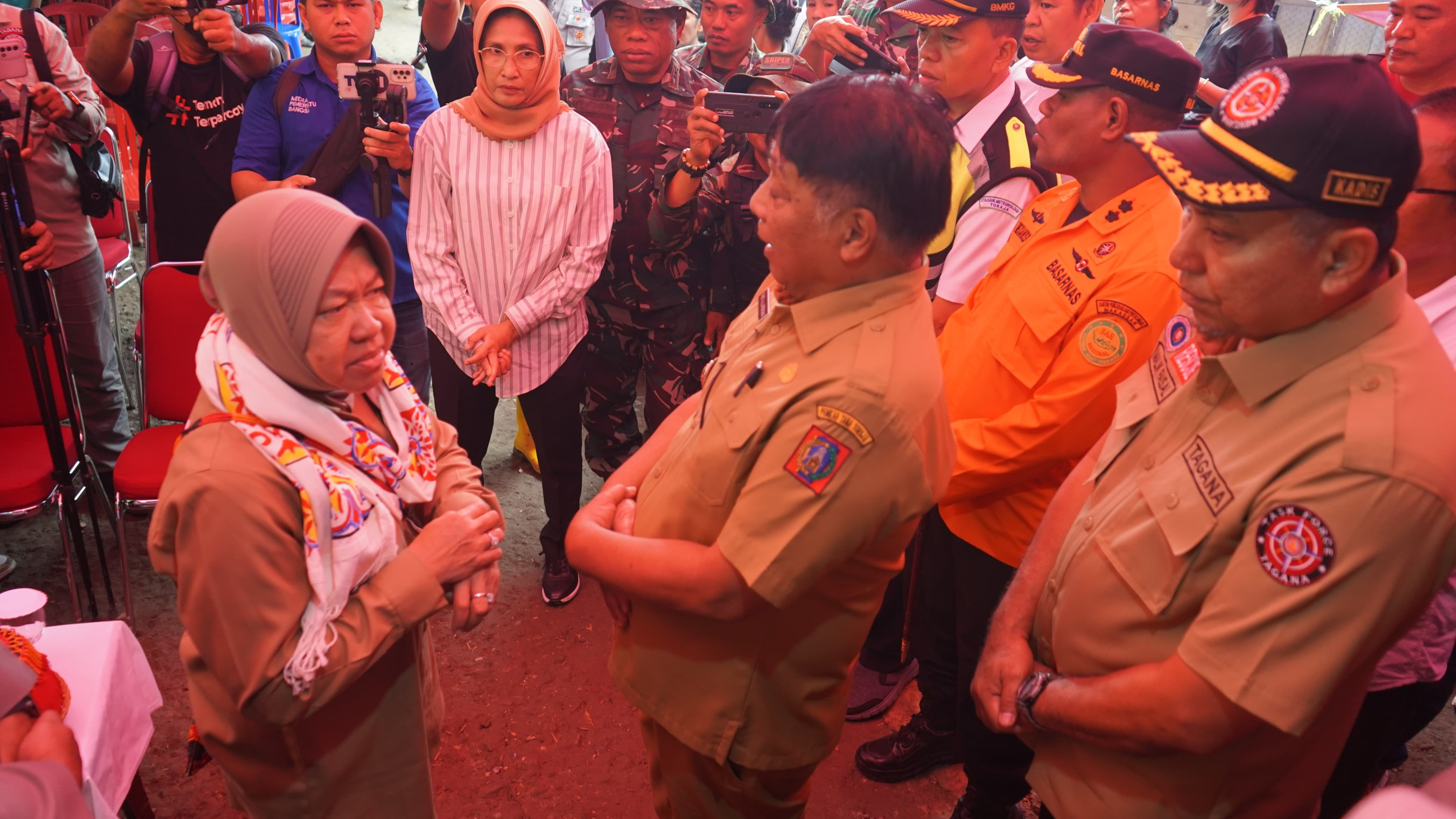 Menteri Sosial Tri Rismaharini mengunjungi kerjanya dengan mengunjungi bencana tanah longsor di Kabupaten Tana Toraja Rabu, (17/4).