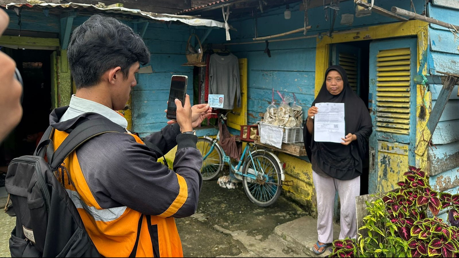 PT Pos Indonesia (Persero) atau Pos IND selalu menunjukkan komitmen untuk menjalani amanah pemerintah dalam menyalurkan bantuan sosial (bansos) program PKH dan sembako.