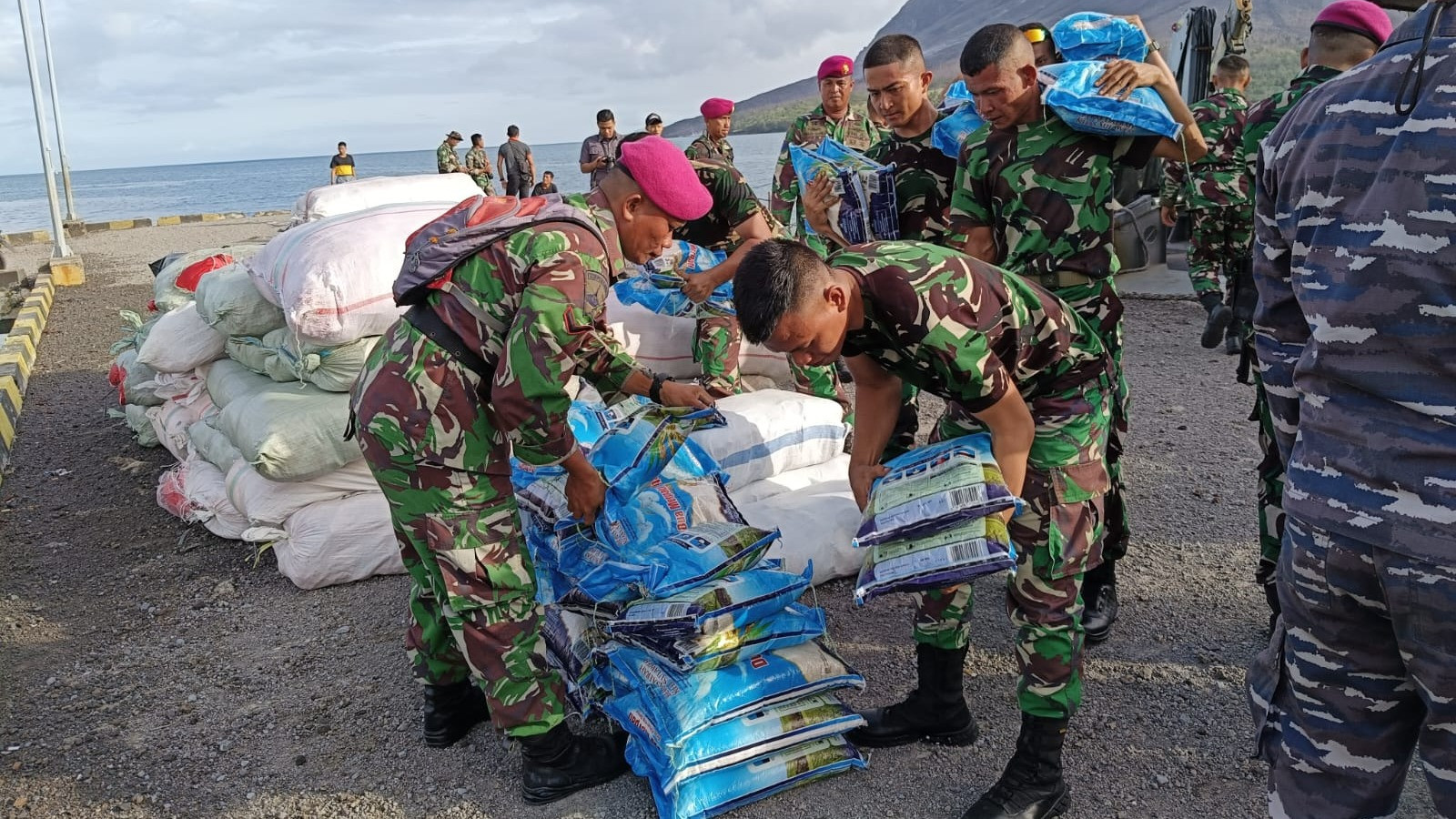Kementerian Sosial telah membagikan beragam bantuan bagi masyarakat korban erupsi Gunung Ruang (725 meter) di Kabupaten Kepulauan Siau Tagulandang Biaro (Sitaro), Provinsi Sulawesi Utara.